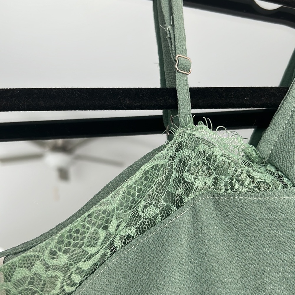 💛 Paper Crane Mint Green/ Sage Green Cold-Shoulder Top with Lace detail size L - Picture 4 of 6